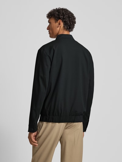 Männermodel trägt Regular Fit Blouson mit Viskose-Anteil von s.Oliver BLACK LABEL, Optik: Unifarben, Ganzkörperansicht Rückansicht.
