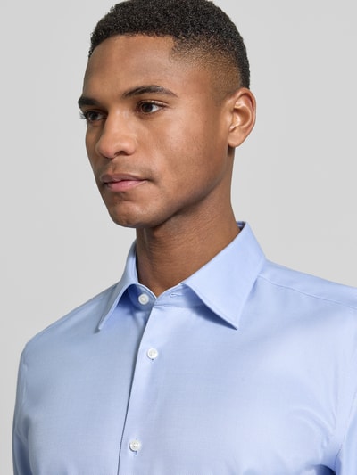 Männermodel trägt Slim Fit Businesshemd aus reiner Baumwolle Modell 'HANK' von BOSS, Optik: Unifarben, Nahaufnahme Oberkörper