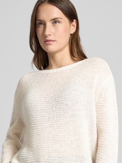 Frauenmodel trägt Regular Fit Pullover mit Alpaka-Anteil in Strick-Optik von Luisa Cerano, semitransparent, cremefarben, Nahaufnahme Oberkörper. Material-Mix mit Alpaka- und Woll-Anteil, Rundhalsausschnitt, elastische Abschlüsse, Rückenlänge 55 cm, Ärmellänge 49 cm bei Größe 36.