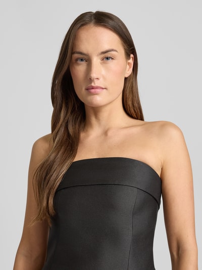 Modelka nosi Top aus Satin im Ärmellosen Design Modell 'Taleen' od Neo Noir, czarny satynowy, dopasowany, zbliżenie na górną część ciała.