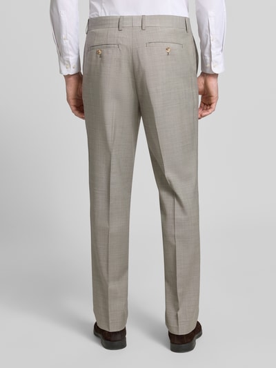 Männermodel trägt Anzughose mit Gesäßtaschen Modell 'wesley' von Matinique, beige, slim fit, wolmix, met vouwen en achterzakken, ganzkörperansicht rückansicht.