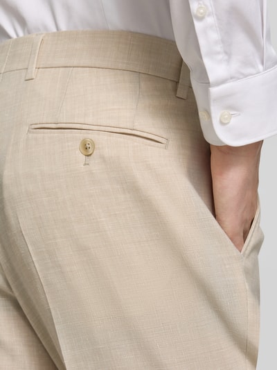 Männermodel trägt Regular Fit Anzughose mit Woll-Anteil Modell 'LENNON' van BOSS, melange, twill, zakken, gecoate haaksluiting, detailaufnahme rechter heup.