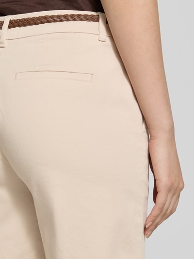 Frauenmodel trägt Bermudas mit Gürtel von Comma aus Baumwoll-Mix mit Stretch-Anteil, Eingrifftaschen, Regular-Fit, Detailaufnahme Rückansicht.