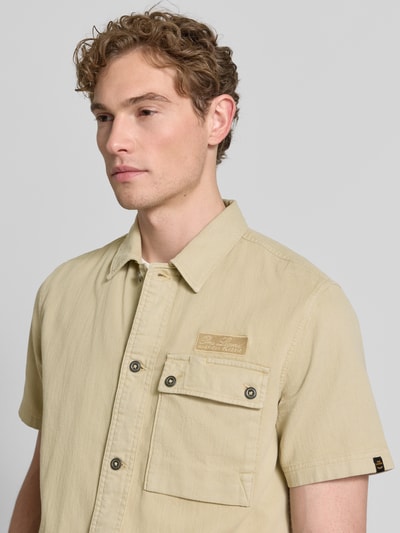 Männermodel trägt Regular Fit vrijetijdsoverhemd met kentkraag en borstzak van PME Legend, puur katoen, labelstitching, nahaufnahme bovenlichaam