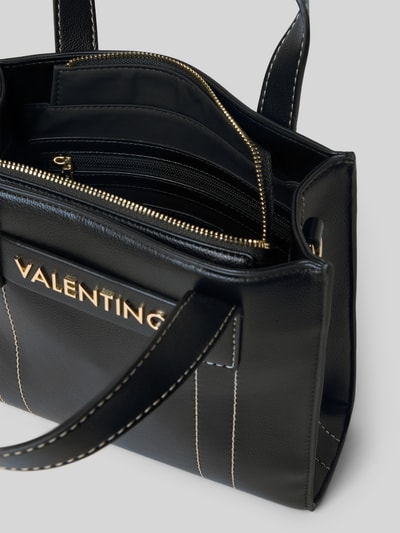 Produktfoto, schwarze Handtasche mit Label-Detail Modell 'AURY' von VALENTINO BAGS, Hauptfach mit Reißverschluss, Innenfach, goldene Akzente, sichtbare Nähte, glatte Struktur, Schulterriemen, Maße 25x22x9 cm, Länge Schulterriemen 135 cm