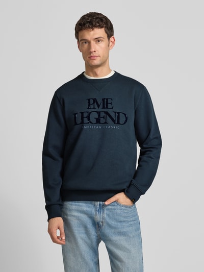 Männermodel trägt Sweatshirt mit Label-Print von PME Legend in Dunkelblau, Baumwoll-Mix, Regular-Fit, Rundhalsausschnitt, Ganzkörperansicht von vorne.
