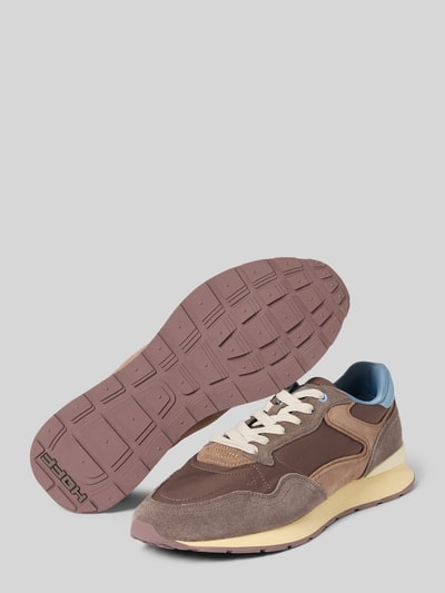Produktfoto, Sneakersy z mieszanki skóry i tkaniny model 'City Retro' od HOFF, zaokrąglony czubek, wiązanie, wysokość obcasa 3 cm, wysokość cholewki 11 cm, szerokość w rozmiarze 44: 6 cm, brązowe z beżową i niebieską wstawką, wyraźna faktura materiału, kolorowa podeszwa