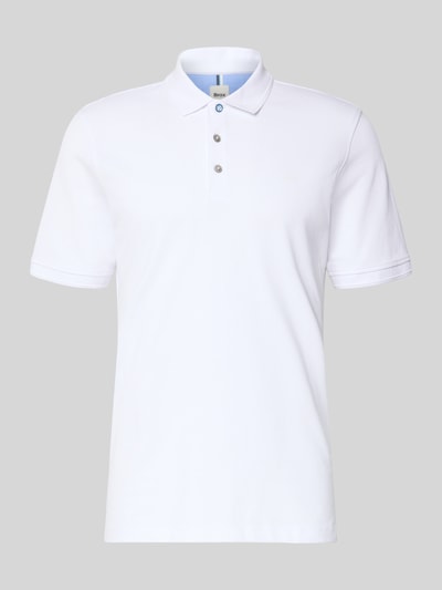 Produktfoto, weißes Regular-Fit Poloshirt mit Logo-Detail Modell 'Pete' von BRAX aus elastischem Baumwoll-Mix, kurzärmeliges Design
