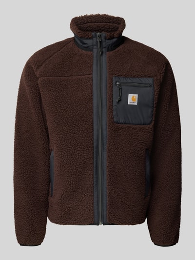 Produktfoto, braune Fleecejacke mit schwarzer Brusttasche und Label-Patch, Reißverschlüssen und Stehkragen, Modell 'PRENTIS LINER' von Carhartt Work In Progress, Regular Fit, Vorderseite sichtbar, Herren Fleecejacke, Struktur wirkt angenehm weich.