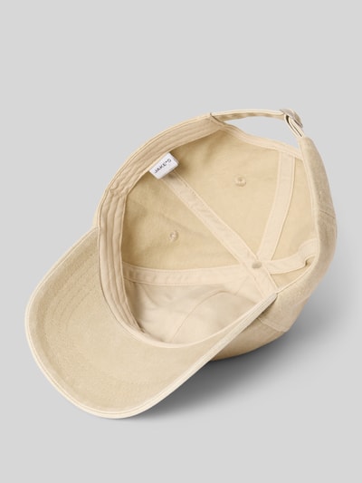 Produktfoto, Basecap mit Statement-Stitching von Jake*s Casual aus reiner Baumwolle, Verstärkter Schirm, Eingestickte Luftlöcher, Verstellbarer Riegel an der Rückseite, beige Farbton, strukturierte Oberfläche, sichtbare Nähte