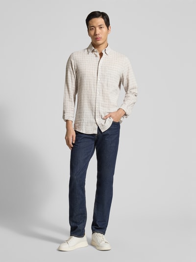 Männermodel trägt Regular Fit Freizeithemd mit Leinen-Anteil Modell 'HANSSON' von Casual Friday, Baumwoll-Leinen-Mix, Ganzkörperansicht von vorne. Rückenlänge bei Größe M: 78 cm, Schulterbreite: 45 cm, Ärmellänge: 63 cm, Kentkragen, Knopfleiste, Brusttasche. Hemd in dezenten Creme- und Beigetönen mit weicher Textur, kombiniert zu Dunkelblau-Jeans.