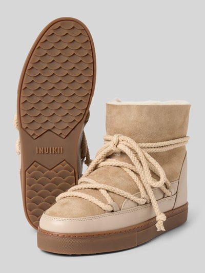 Produktfoto, Boots mit Schnürverschluss Modell 'Classic' von INUIKII in Beige, leicht profilierte Sohle, abgerundete Passform, robuste Textur