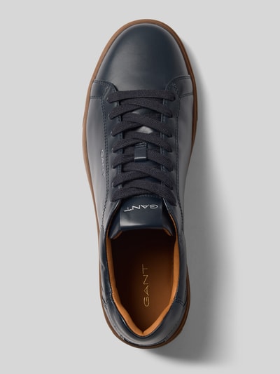 Produktfoto, Sneaker aus echtem Rindsleder Modell 'McJulien' von GANT, dunkelblau mit brauner Sohle, glatte Oberfläche, Herren Sneaker von GANT.