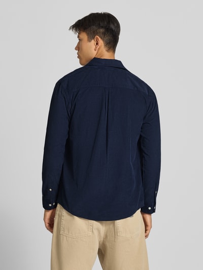 Männermodel trägt Slim Fit Freizeithemd aus Cord mit Kentkragen von JACK & JONES in Dunkelblau, Baumwolle, Rückansicht, Ganzkörperansicht.