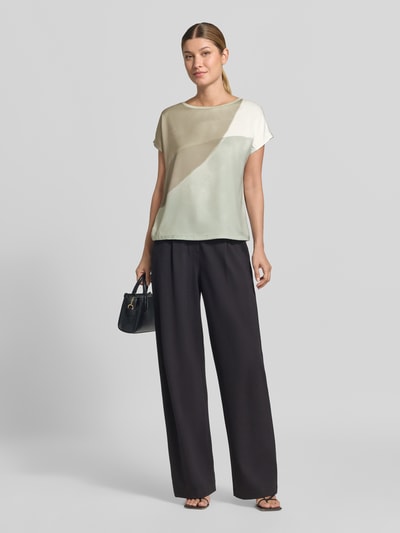Vrouwenmodel draagt Relaxed Fit t-shirt uit viscose-mix van s.Oliver BLACK LABEL in pastelgroen en beige, vooraanzicht van het hele lichaam.