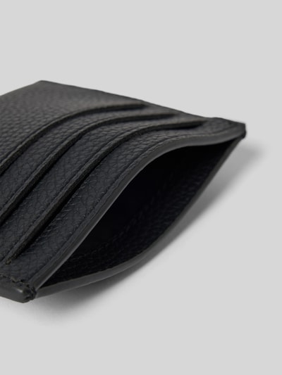 Produktfoto, Portemonnaie mit Kartenfächern von Lacoste aus schwarzem, genarbtem Leder, rechteckige Form, unifarben, Detailaufnahme.