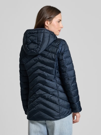 Vrouwenmodel draagt Regular Fit Steppjacke met afneembare capuchon van s.Oliver RED LABEL, effen, lange mouwen, ritssluiting, achteraanzicht.
