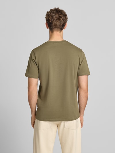 Männermodel trägt Herren T-Shirt aus Reine Baumwolle, Regular-Fit, T-Shirt mit Stitching Modell 'SUN ISLAND' von Blend, Ganzkörperansicht Rückansicht. Rückenlänge bei Größe M: 69 cm, Rundhalsausschnitt.