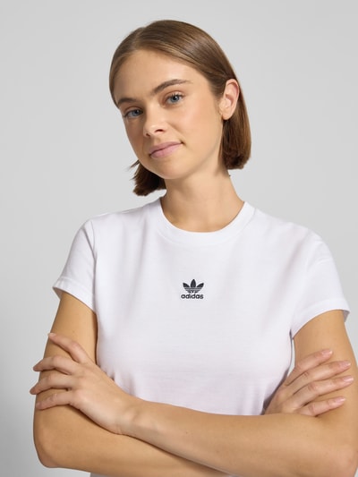 adidas Originals T-shirt o kroju slim fit z wyhaftowanym logo Biały 3