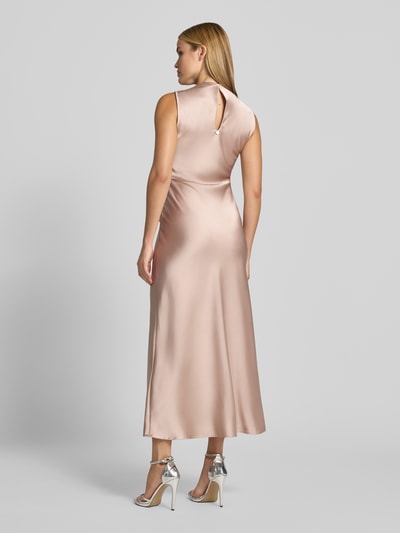 Frauenmodel trägt Cocktailkleid aus Satin mit Raffungen von Rinascimento in Midilänge, glänzende Oberfläche, tailliert, Rückansicht, Ganzkörperansicht von hinten.