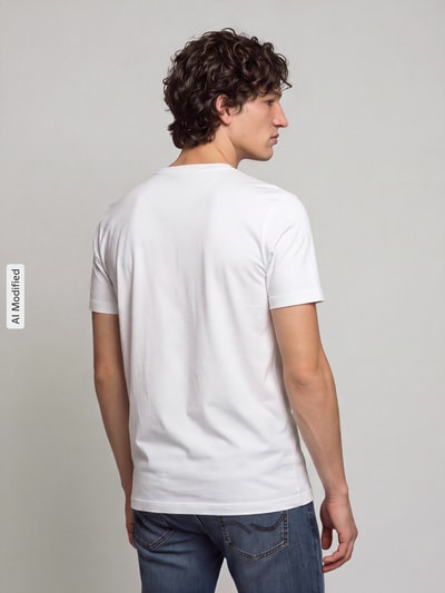 Männermodel trägt T-Shirt mit Rundhalsausschnitt von Christian Berg Men in Weiß, gerade Passform, Kurzarm, Ganzkörperansicht Rückansicht, KI-modifiziertes Bild.