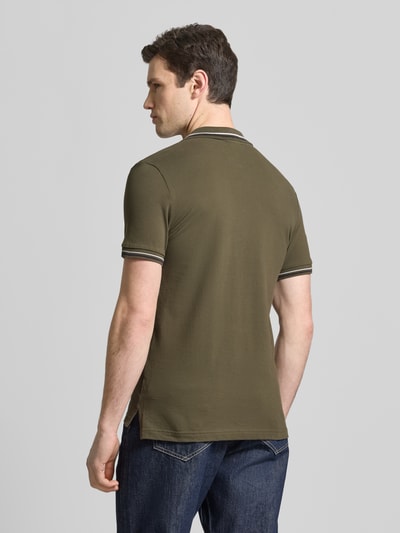 Męski model nosi Slim Fit Poloshirt mit Kontraststreifen von Geox, mieszanka bawełny, kołnierzyk polo, listwa guzikowa, paski w kontrastowym kolorze, długość tyłu w rozmiarze M: 69 cm, Ganzkörperansicht Rückansicht.
