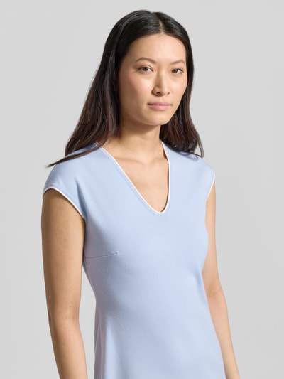 Frauenmodel trägt Knielanges Kleid aus Viskose-Mix mit Kontrastkante von Marc Cain in Hellblau, Taillierter Schnitt, V-Ausschnitt, Nahaufnahme Oberkörper. Kontext: Damen Kleid, Rückenlänge 95 cm, Brustweite 35 cm, Größe 36.