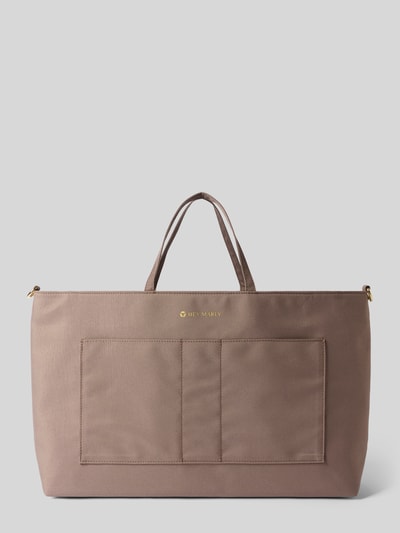 Produktfoto, Handtasche mit Logo-Detail von Hey Marly in Braun, Hauptfach mit Reißverschluss, schmale Schulterriemen, Steckfächer auf der Vorderseite, Maße: Breite 46 cm, Länge 26 cm, Tiefe 12 cm, Länge Schulterriemen 31 cm.