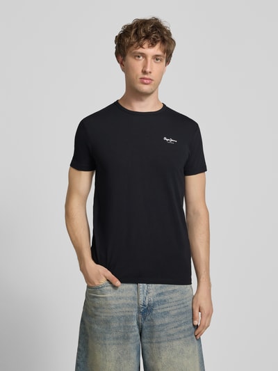 Männermodel trägt Slim Fit T-Shirt aus Baumwoll-Mix Modell 'ORIGINAL BASIC 3' von Pepe Jeans in Unifarben mit Label-Schriftzug, Ganzkörperansicht von vorne.