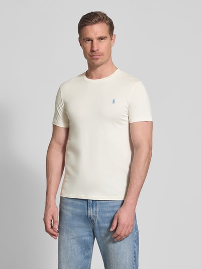 Męski model nosi Regular Fit T-Shirt aus reiner Baumwolle von Polo Ralph Lauren, efekt: jednolity kolor, wyhaftowane logo, okrągły dekolt, krótki rękaw, dżersej, z bawełny, jasne odcienie, gładka faktura, całkowity widok z przodu