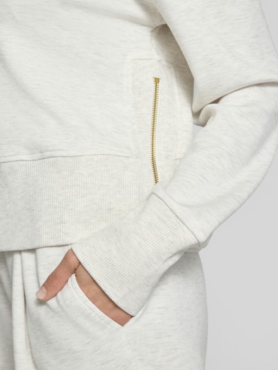 Frauenmodel trägt Damen Sweatshirt von VARLEY im Viskose-Mix mit Stretch-Anteil, Cropped, Rundhalsausschnitt, Modell 'philippe', Nahaufnahme Oberkörper