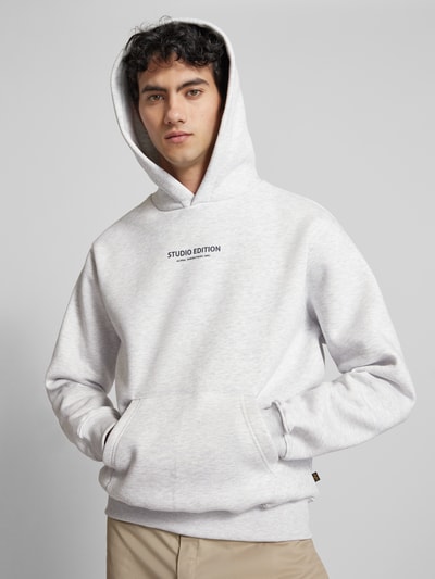 Alpha Industries Hoodie mit Label-Print Modell 'Studio Edition' Hellgrau Melange 3