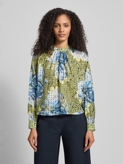 Frauenmodel trägt Regular Fit Bluse mit Seiden-Anteil von Rich & Royal, floraler Allover-Print, Stehkragen, Falten-Optik, Langärmlig, Baumwoll-Mix, blau-grüne Farben, Ganzkörperansicht von vorne.
