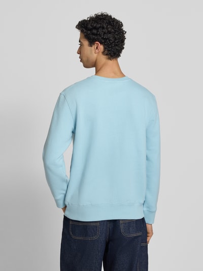 Männermodel trägt Sweatshirt mit Rundhalsausschnitt und Label-Stitching von Superdry in Hellblau, Baumwoll-Mix, Regular-Fit, Ganzkörperansicht Rückansicht.