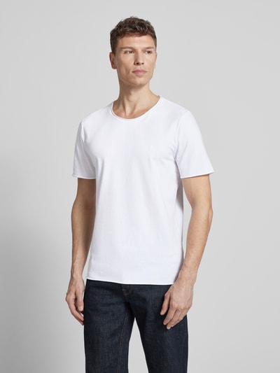 Männermodel trägt Regular Fit T-Shirt aus reiner Bio-Baumwolle Modell 'JAAMES' von Armedangels, weiß, Rundhals, Ganzkörperansicht von vorne.