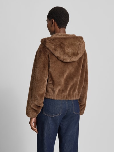 Vrouwenmodel draagt Jacke aus Kunstfell mit Zweiwege-Reißverschluss van Blonde No. 8, bruin, regular fit, capuchon, productdetails zichtbaar, volledige rugaanzicht.