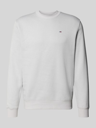 Produktfoto, Regular Fit Sweatshirt aus Baumwoll-Mix von Tommy Jeans in Optik: Unifarben mit Logo-Stitching, Crew Neck, langarm, geripptem Ärmel- und Rumpfabschluss, Materialverarbeitung: Sweat, Material: Baumwoll-Mix, glatte Textur, helle Farbe.