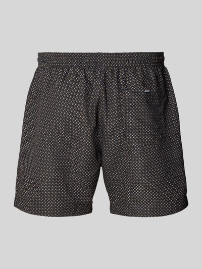 Produktfoto, Badeshorts mit Allover-Muster Modell 'VIBE' von BOSS mit Label-Patch, Logo-Stitching, Tunnelzug, elastischem Bund, seitlichen Eingrifftaschen und Gesäßtasche, überwiegend dunkle Farbtöne, feine Musterstruktur