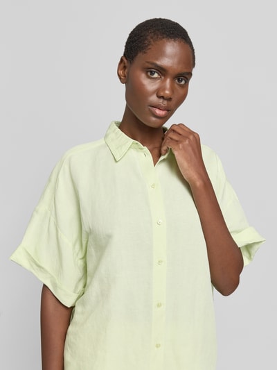 Frauenmodel trägt Regular Fit Bluse aus Leinen-Viskose-Mix Modell 'BISENAS' von BOSS Orange, Optik: Unifarben, Kragenform: Hemdblusenkragen, Verschluss: einreihige Knopfleiste, Ärmelform: Kurzarm, Nahaufnahme Oberkörper.