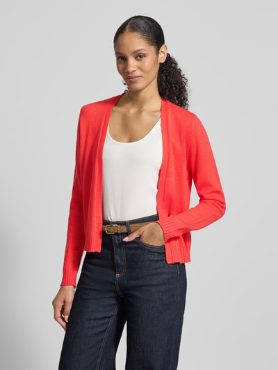 Modelka kobieta ma na sobie Regular Fit Cardigan aus Viskose-Mix Modell 'Viril' od Vila, krój regular fit, dzianinowa faktura, elastyczne wykończenia, długość tyłu 54 cm, długość rękawa 62 cm, jasnoczerwony, widok całej sylwetki z przodu.