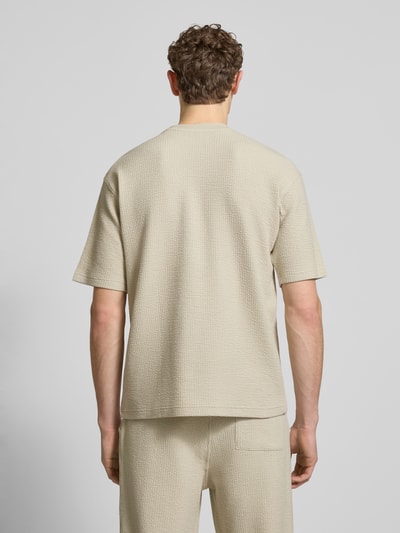 Männermodel trägt Relaxed Fit T-Shirt mit Rundhalsausschnitt von JAKE*S STUDIO MEN im Modal-Baumwoll-Mix mit Strukturmuster, Ganzkörperansicht Rückansicht.