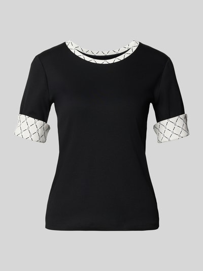 Produktfoto, T-Shirt in Ripp-Optik mit Rundhalsausschnitt von Marc Cain aus Baumwoll-Elasthan-Mix, Slim-Fit, schwarze Farbe, Ärmel mit Aufschlag, Rückenlänge bei Größe 36 56 cm.