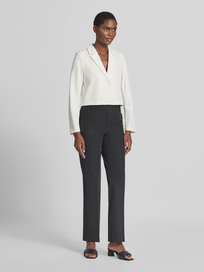 Frauenmodel trägt Regular Fit Blazer mit Viskose-Anteil Modell 'BYRIZETTA' von b.young in Creme, glatte Struktur, Ganzkörperansicht von vorne.