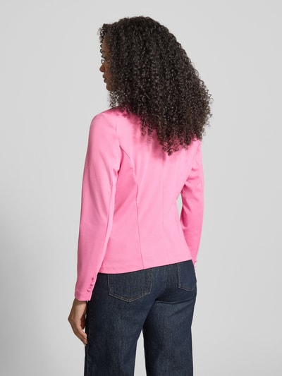 Frauenmodel trägt Slim Fit Blazer mit Viskose-Anteil Modell 'Nanni' von FREE/QUENT in Pink, strukturierte Oberfläche, Ganzkörperansicht Rückansicht.