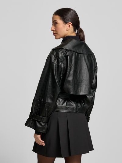 Männermodel trägt Slim Fit Lederjacke aus echtem Lammleder Modell 'LANITTE' von HUGO, czarna, gładka faktura, z paskiem, widok tył