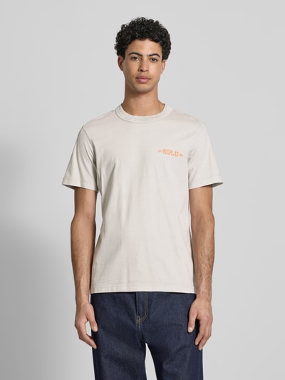 Męski model nosi Regular Fit T-Shirt mit Logo-Print od Replay, bawełna, krój regular fit, okrągły dekolt, długość tyłu M: 63 cm, całkowity widok z przodu