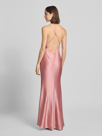 Vrouwenmodel draagt Slim Fit avondjurk met rugdecolleté van Laona, jurk van satijn in roze met verstelbare spaghettibandjes, ruglengte 113 cm, bustebreedte 26 cm, slim fit, ruches, naadritssluiting, geheellichaamsaanzicht achterkant