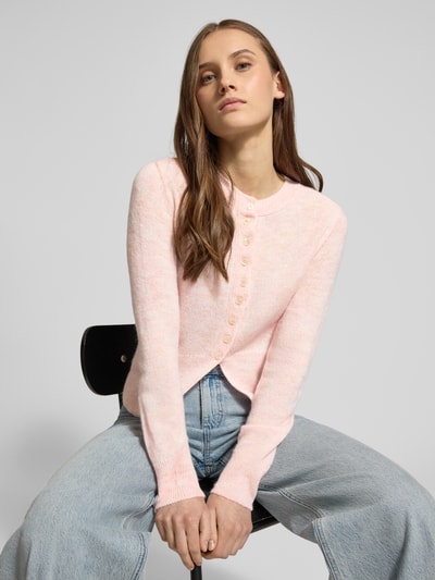 Frauenmodel trägt Regular Fit Strickjacke mit einreihiger Knopfleiste Modell 'ELLA' von ONLY, Optik: Unifarben, Strick, Nahaufnahme Oberkörper.