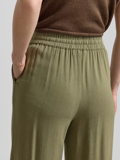 Kobiece model nosi Regular Fit Weite Hose aus Viskose-Leinen-Mix Modell 'VIVA-GULIA' von Selected Famme, efekt: jednolity kolor, krój regular fit, zapięcie: tunel, ściągacz: elastyczny, wpuszczane kieszenie, wykończenie materiału: cieniowana przędza, materiał: mieszanka wiskozy i lnu, zdjęcie: zbliżenie na dolną część pleców.