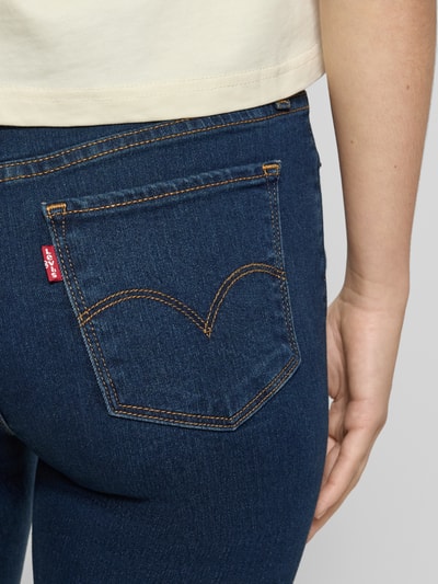 Vrouwenmodel draagt Sraight Fit Jeans met 5-Pocket-Design van Levi's®, donkerblauw katoenmix met stretch, detailopname heup.